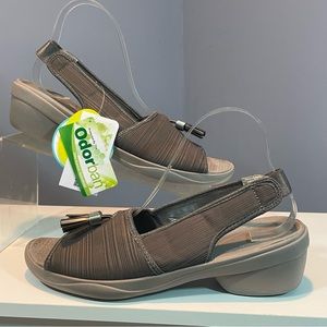 Bzees tiara brown Slingback comfort sandals Sz 9